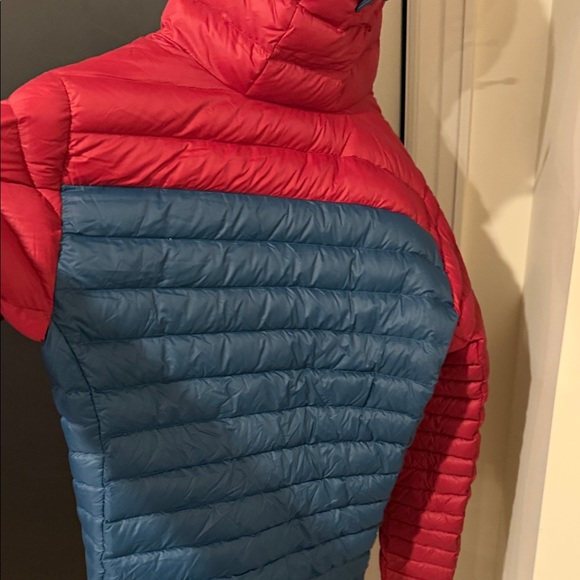 Patagonia Two-Tone Red and Blue Jacket - Picture 3 of 4